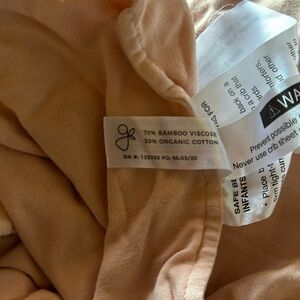 Goumi pink crib sheet.